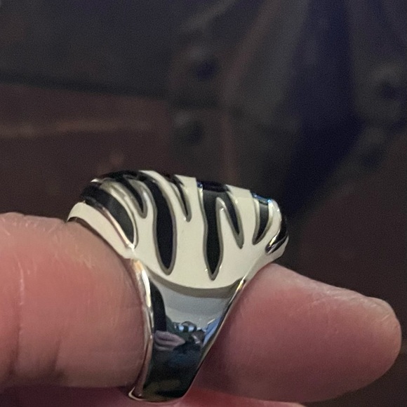 Stainless Steel Black and White Enamel Zebra Stripe Ring Size 5 NWOT - Picture 6 of 8